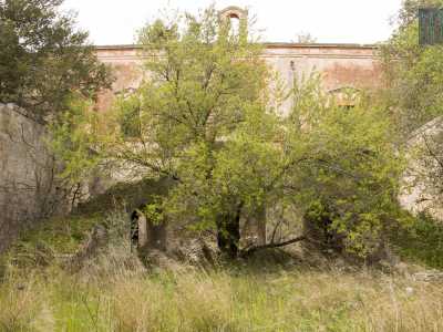 ...per ritrovarci davanti a un varco che ci permette facilmente l�ingresso nell�ampio cortile